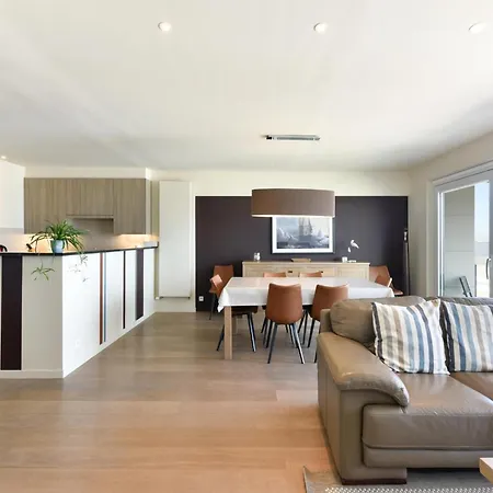 Modern With Stunning Views アパート